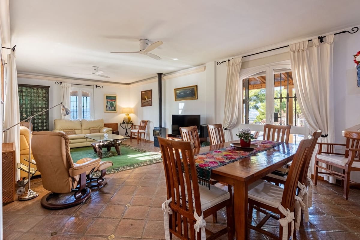 4 bedroom Villa for sale in Alhaurin de la Torre with pool - € 1,675,000 (Ref: 9705075)