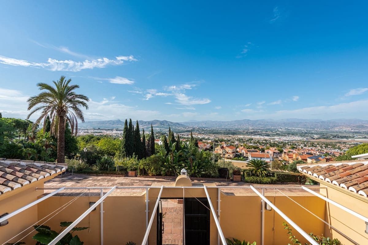 4 bedroom Villa for sale in Alhaurin de la Torre with pool - € 1,675,000 (Ref: 9705075)