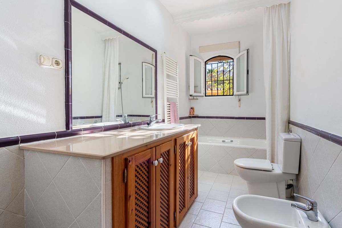 4 bedroom Villa for sale in Alhaurin de la Torre with pool - € 1,675,000 (Ref: 9705075)