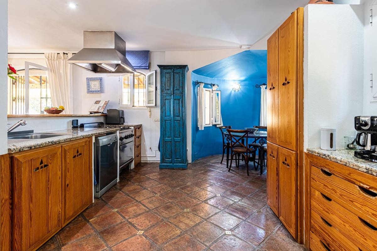 4 bedroom Villa for sale in Alhaurin de la Torre with pool - € 1,675,000 (Ref: 9705075)