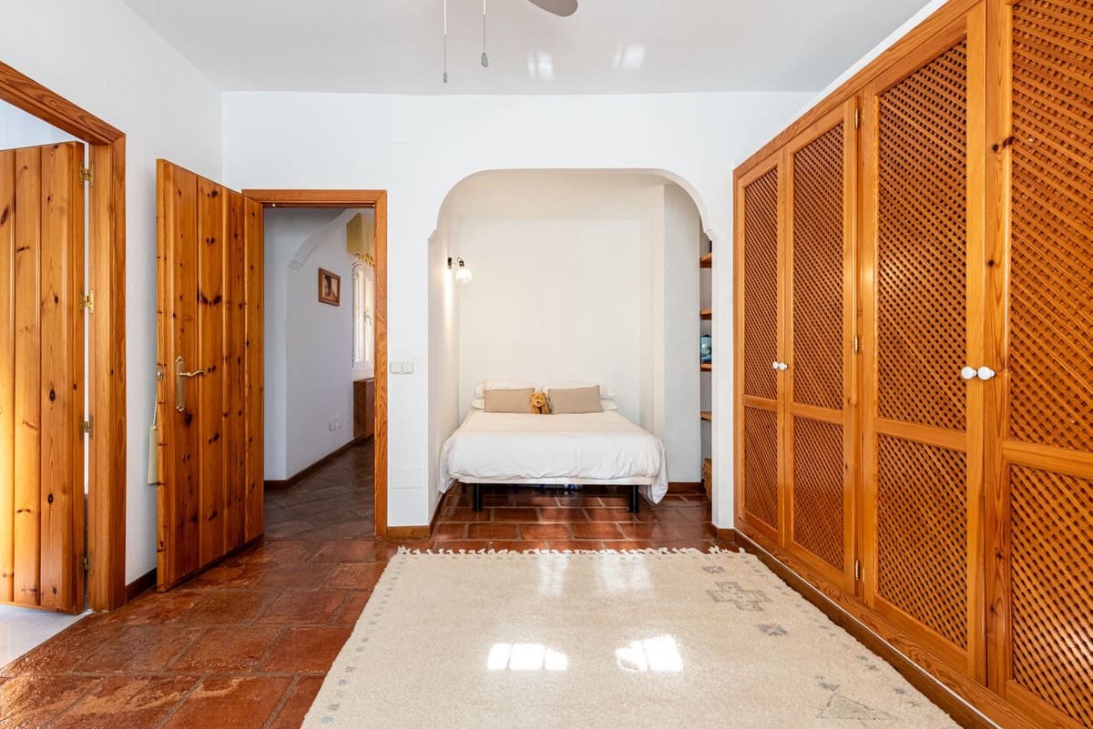 4 bedroom Villa for sale in Alhaurin de la Torre with pool - € 1,675,000 (Ref: 9705075)