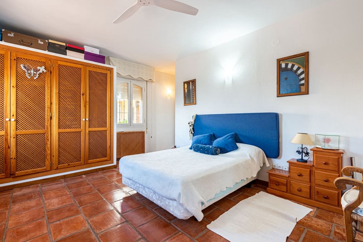 4 bedroom Villa for sale in Alhaurin de la Torre with pool - € 1,675,000 (Ref: 9705075)