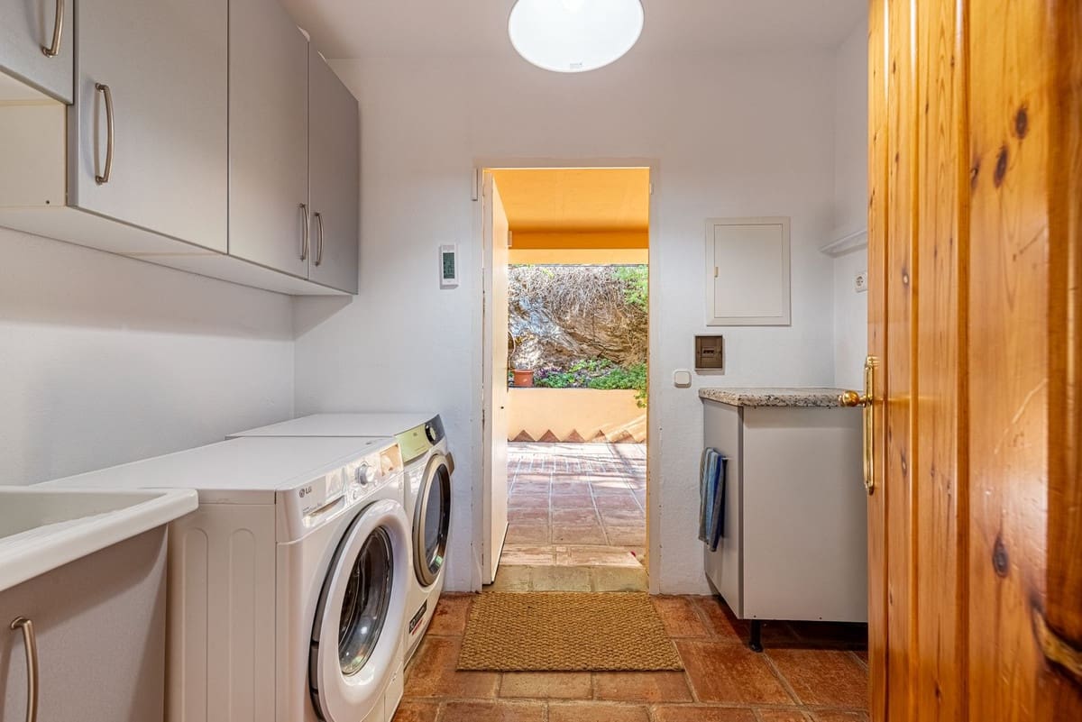 4 bedroom Villa for sale in Alhaurin de la Torre with pool - € 1,675,000 (Ref: 9705075)