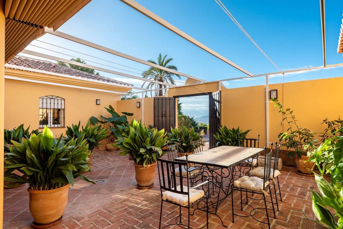 4 bedroom Villa for sale in Alhaurin de la Torre with pool - € 1,675,000 (Ref: 9705075)