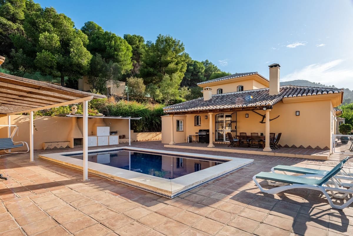 4 bedroom Villa for sale in Alhaurin de la Torre with pool - € 1,675,000 (Ref: 9705075)