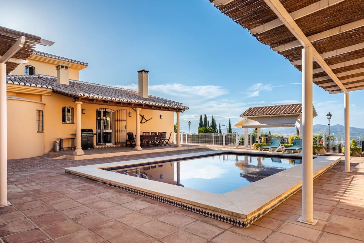 4 bedroom Villa for sale in Alhaurin de la Torre with pool - € 1,675,000 (Ref: 9705075)