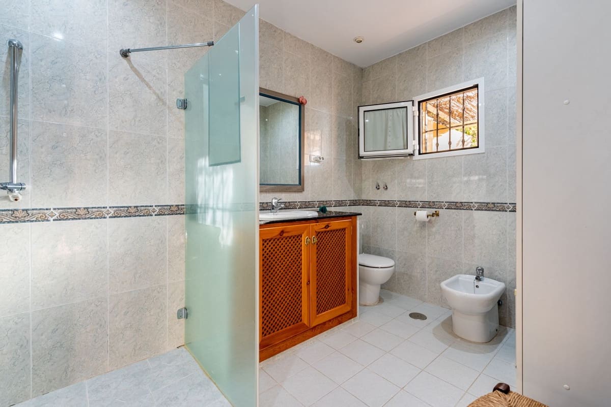 4 bedroom Villa for sale in Alhaurin de la Torre with pool - € 1,675,000 (Ref: 9705075)