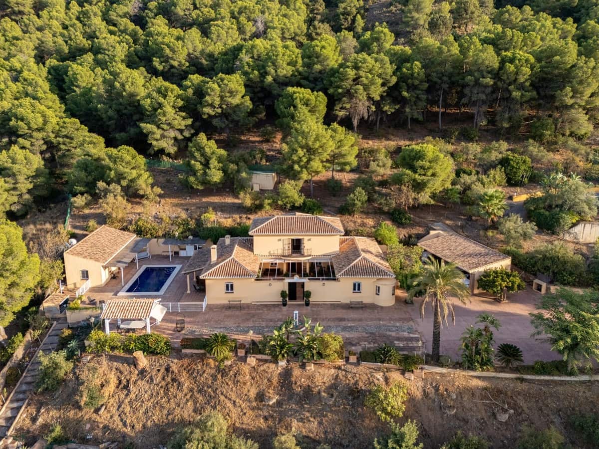 4 bedroom Villa for sale in Alhaurin de la Torre with pool - € 1,675,000 (Ref: 9705075)