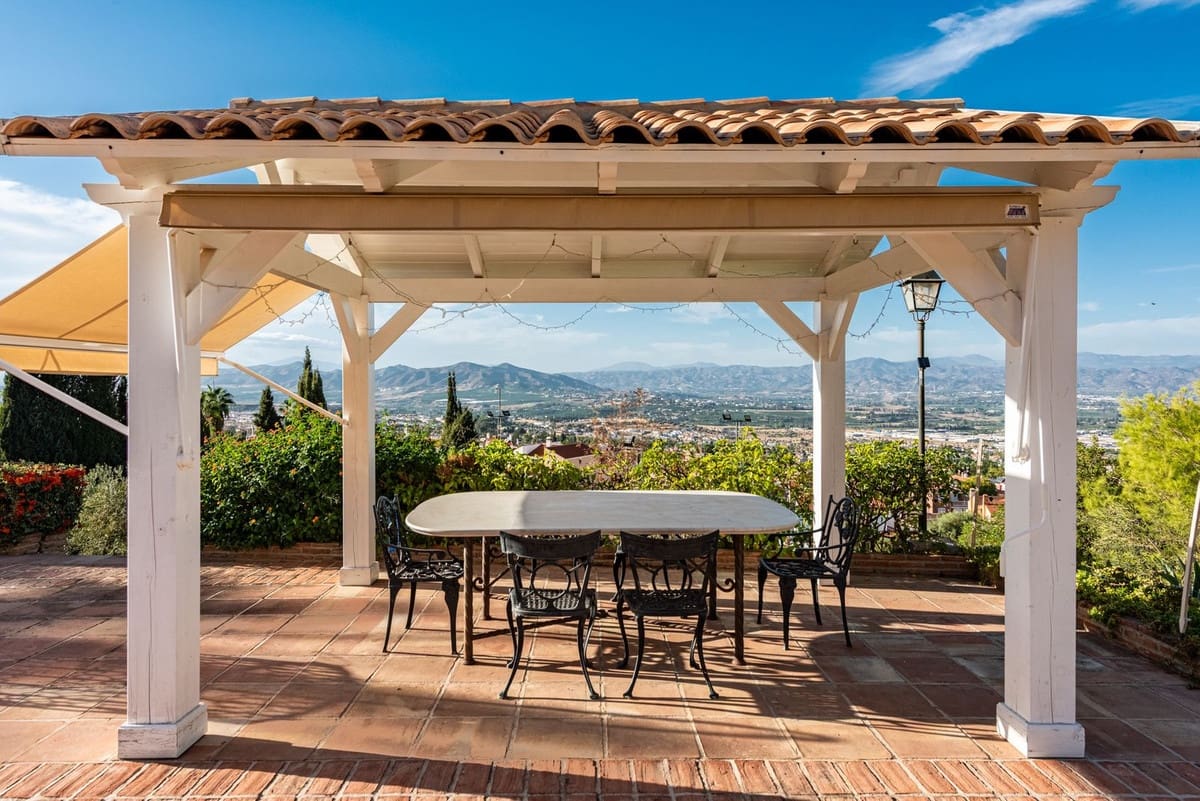 4 bedroom Villa for sale in Alhaurin de la Torre with pool - € 1,675,000 (Ref: 9705075)