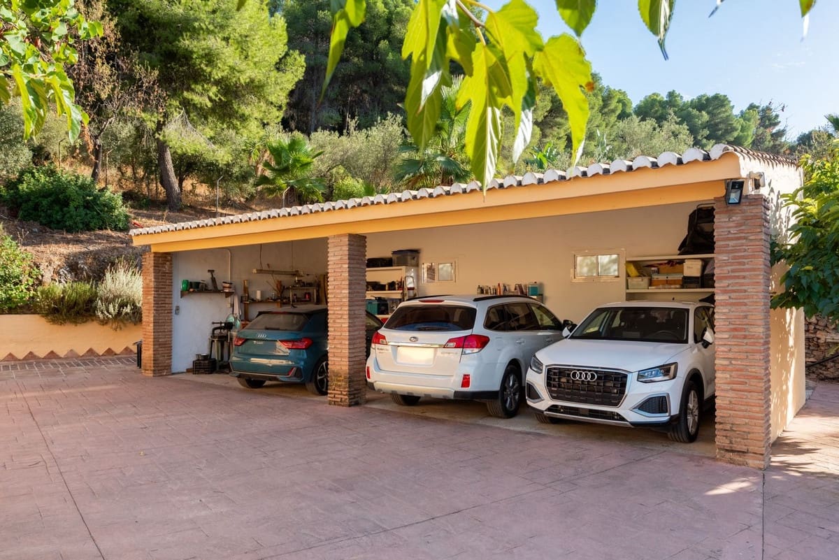 4 bedroom Villa for sale in Alhaurin de la Torre with pool - € 1,675,000 (Ref: 9705075)