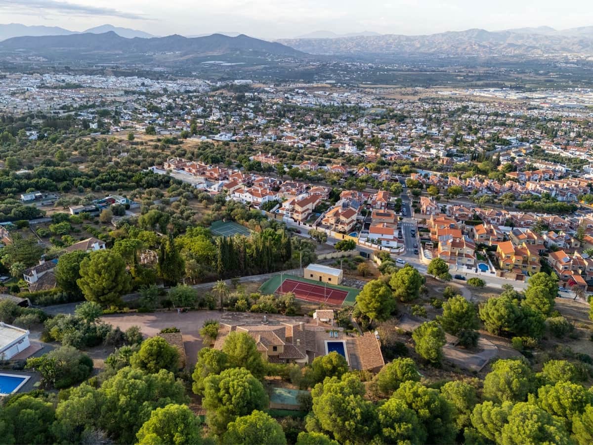 4 bedroom Villa for sale in Alhaurin de la Torre with pool - € 1,675,000 (Ref: 9705075)