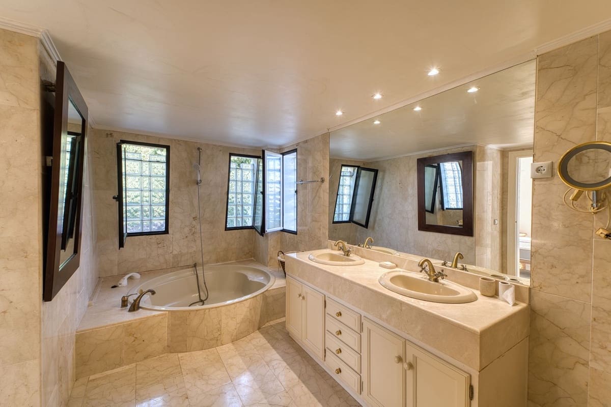 4 bedroom Villa for sale in Nueva Andalucia with pool garage - € 1,675,000 (Ref: 9705076)