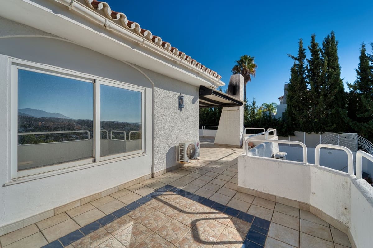 4 bedroom Villa for sale in Nueva Andalucia with pool garage - € 1,675,000 (Ref: 9705076)