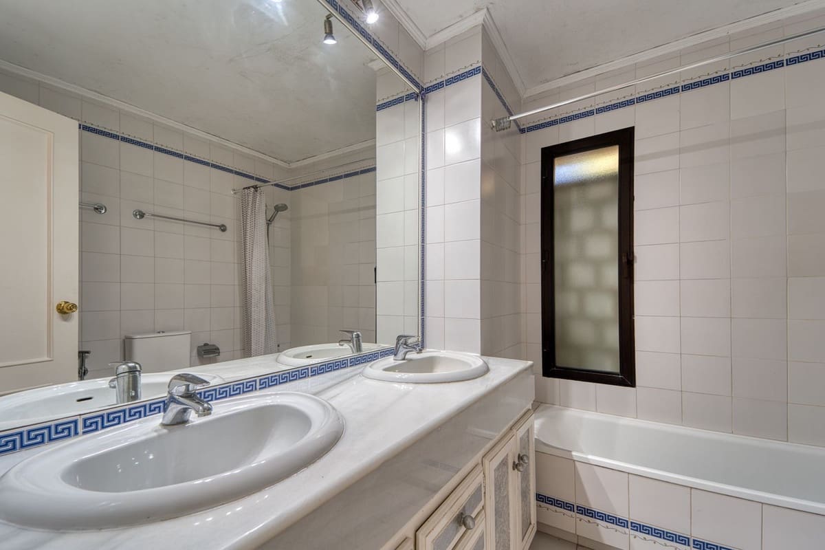 4 bedroom Villa for sale in Nueva Andalucia with pool garage - € 1,675,000 (Ref: 9705076)