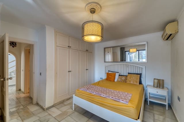 4 makuuhuone Huvila myytävänä paikassa La Dama de Noche - La Alzambra, Marbella mukana uima-altaan 
autotalli - 1 675 000 € (Ref: 9705076)