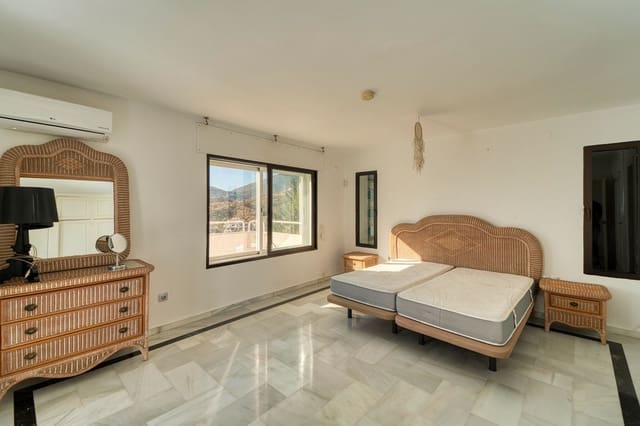 4 makuuhuone Huvila myytävänä paikassa La Dama de Noche - La Alzambra, Marbella mukana uima-altaan 
autotalli - 1 675 000 € (Ref: 9705076)