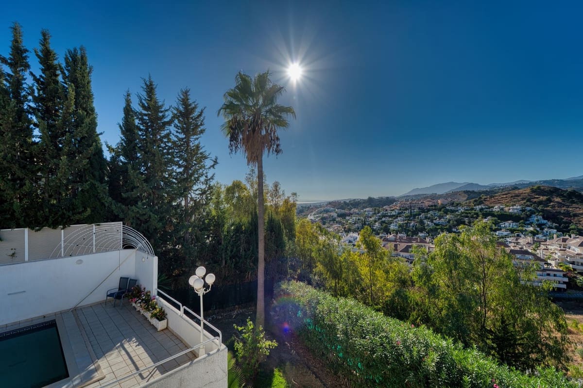 4 bedroom Villa for sale in Nueva Andalucia with pool garage - € 1,675,000 (Ref: 9705076)