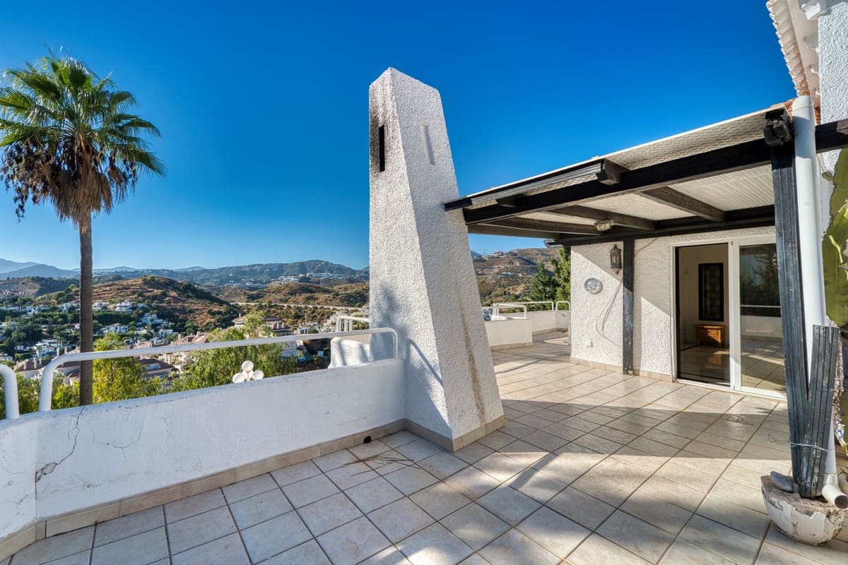 4 bedroom Villa for sale in Nueva Andalucia with pool garage - € 1,675,000 (Ref: 9705076)