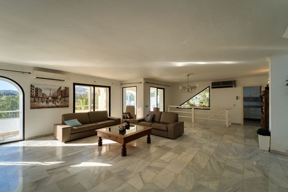 4 soveværelse Villa til salg i Nueva Andalucia med swimmingpool garage - € 1.675.000 (Ref: 9705076)