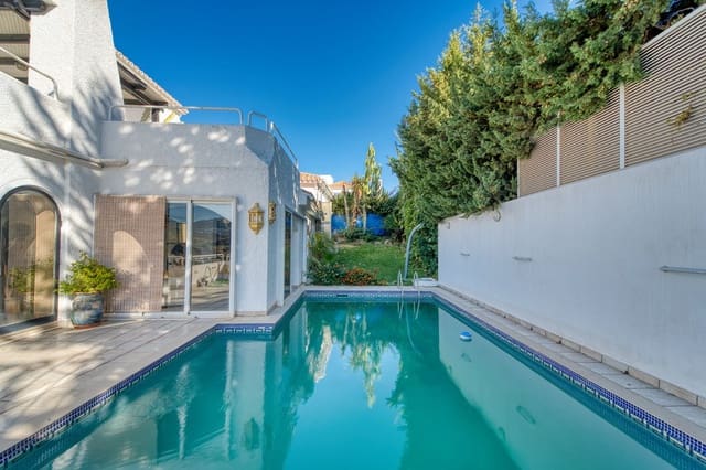 4 makuuhuone Huvila myytävänä paikassa La Dama de Noche - La Alzambra, Marbella mukana uima-altaan 
autotalli - 1 675 000 € (Ref: 9705076)