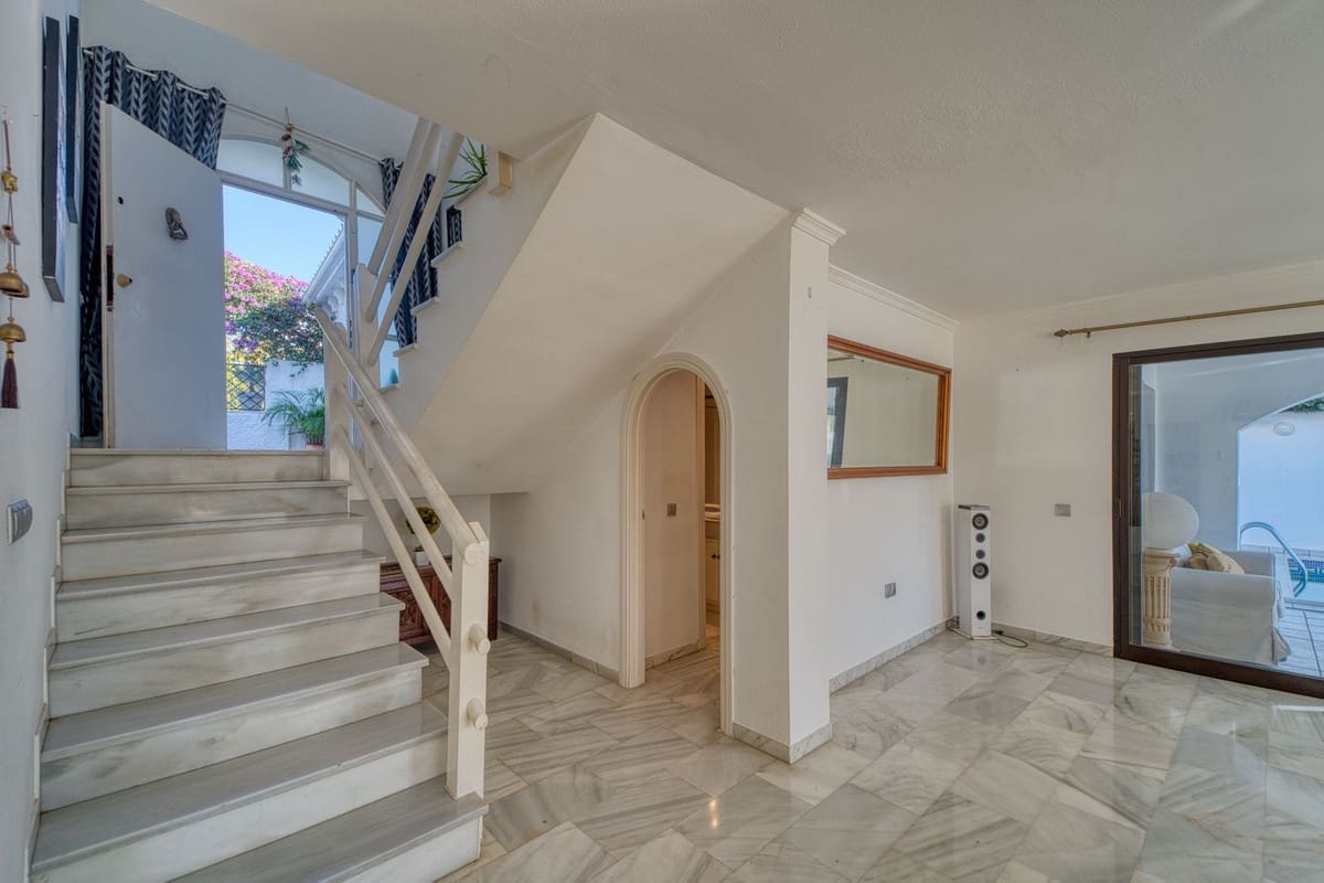 4 soveværelse Villa til salg i Nueva Andalucia med swimmingpool garage - € 1.675.000 (Ref: 9705076)