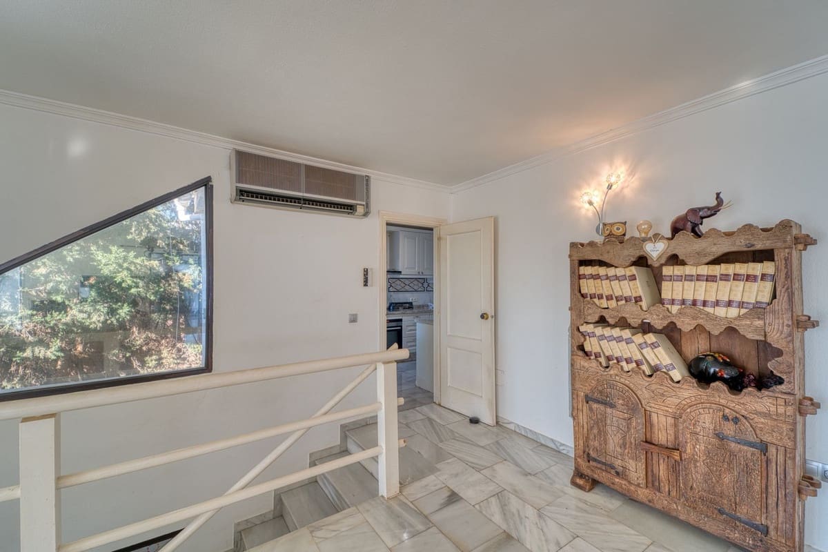 4 soveværelse Villa til salg i Nueva Andalucia med swimmingpool garage - € 1.675.000 (Ref: 9705076)