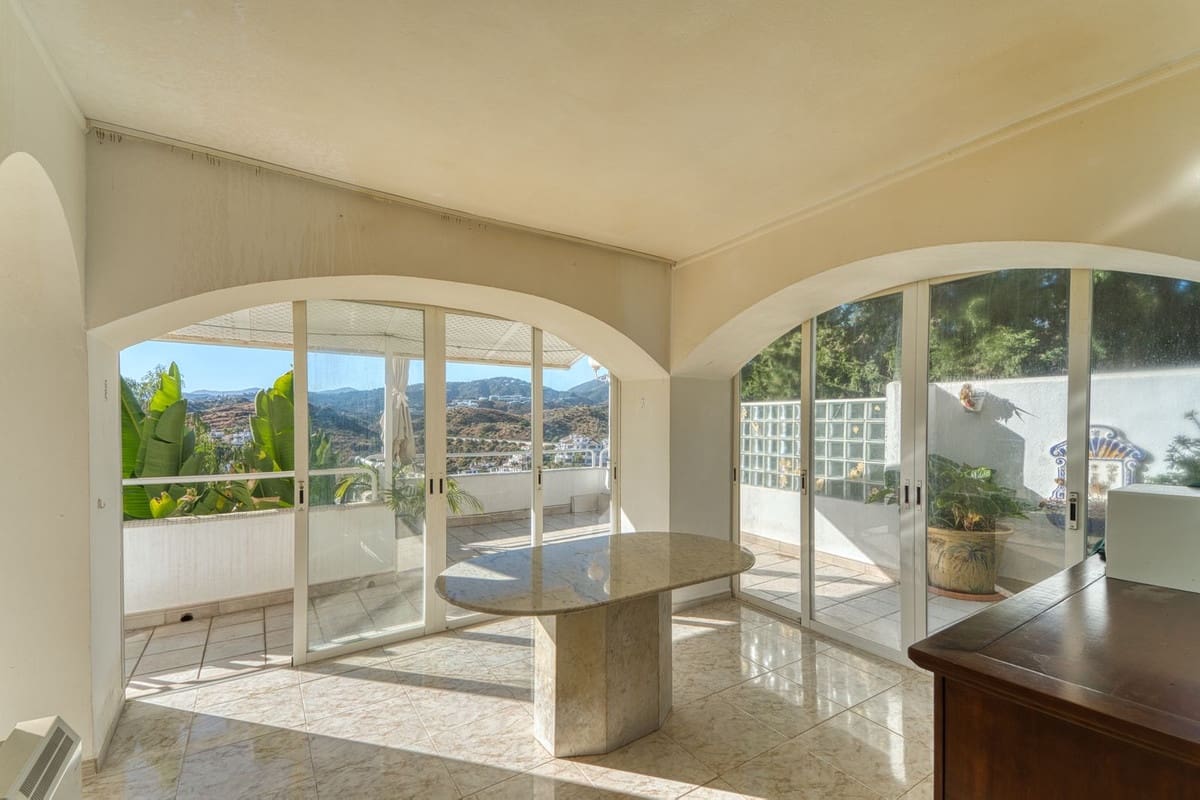 4 soveværelse Villa til salg i Nueva Andalucia med swimmingpool garage - € 1.675.000 (Ref: 9705076)