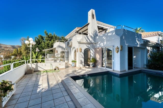 4 makuuhuone Huvila myytävänä paikassa La Dama de Noche - La Alzambra, Marbella mukana uima-altaan 
autotalli - 1 675 000 € (Ref: 9705076)
