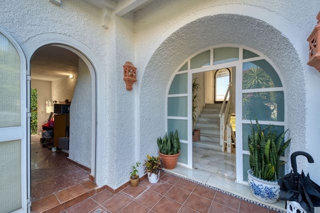 4 makuuhuone Huvila myytävänä paikassa La Dama de Noche - La Alzambra, Marbella mukana uima-altaan 
autotalli - 1 675 000 € (Ref: 9705076)