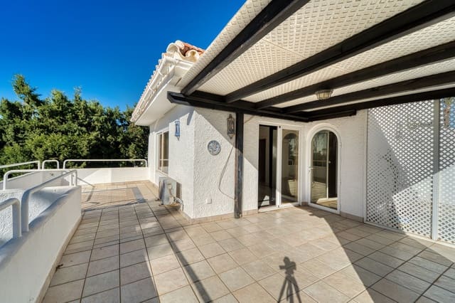 4 makuuhuone Huvila myytävänä paikassa La Dama de Noche - La Alzambra, Marbella mukana uima-altaan 
autotalli - 1 675 000 € (Ref: 9705076)