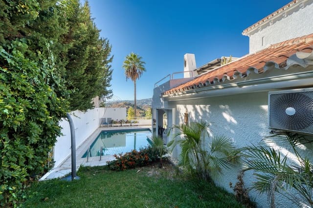 4 makuuhuone Huvila myytävänä paikassa La Dama de Noche - La Alzambra, Marbella mukana uima-altaan 
autotalli - 1 675 000 € (Ref: 9705076)