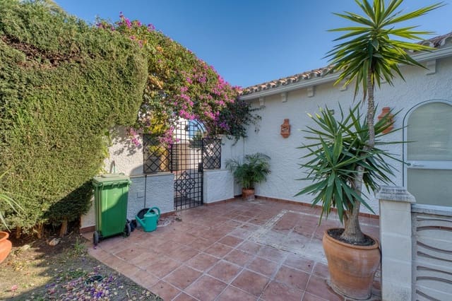 4 makuuhuone Huvila myytävänä paikassa La Dama de Noche - La Alzambra, Marbella mukana uima-altaan 
autotalli - 1 675 000 € (Ref: 9705076)