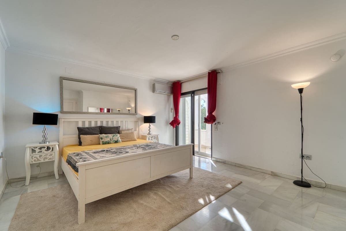 4 soveværelse Villa til salg i Nueva Andalucia med swimmingpool garage - € 1.675.000 (Ref: 9705076)