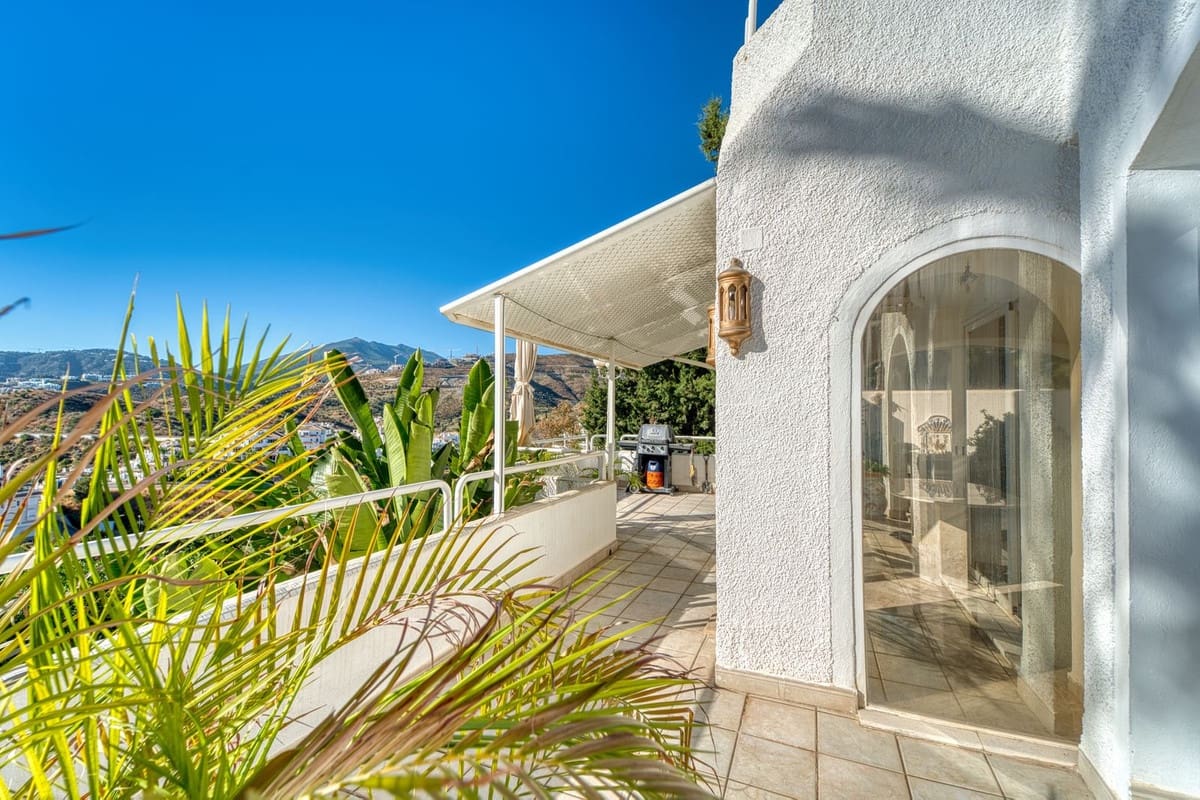 4 soveværelse Villa til salg i Nueva Andalucia med swimmingpool garage - € 1.675.000 (Ref: 9705076)