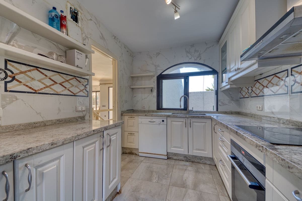 4 soveværelse Villa til salg i Nueva Andalucia med swimmingpool garage - € 1.675.000 (Ref: 9705076)