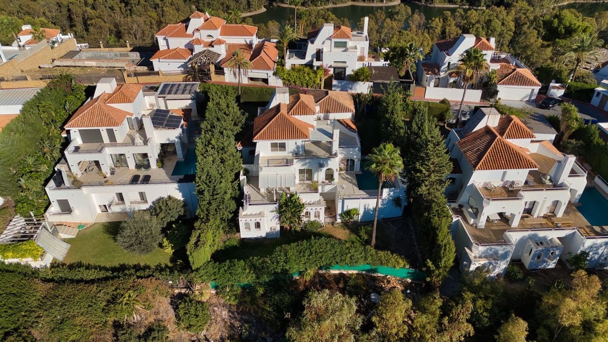 4 soveværelse Villa til salg i Nueva Andalucia med swimmingpool garage - € 1.675.000 (Ref: 9705076)
