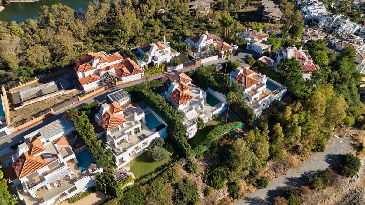 4 soveværelse Villa til salg i Nueva Andalucia med swimmingpool garage - € 1.675.000 (Ref: 9705076)