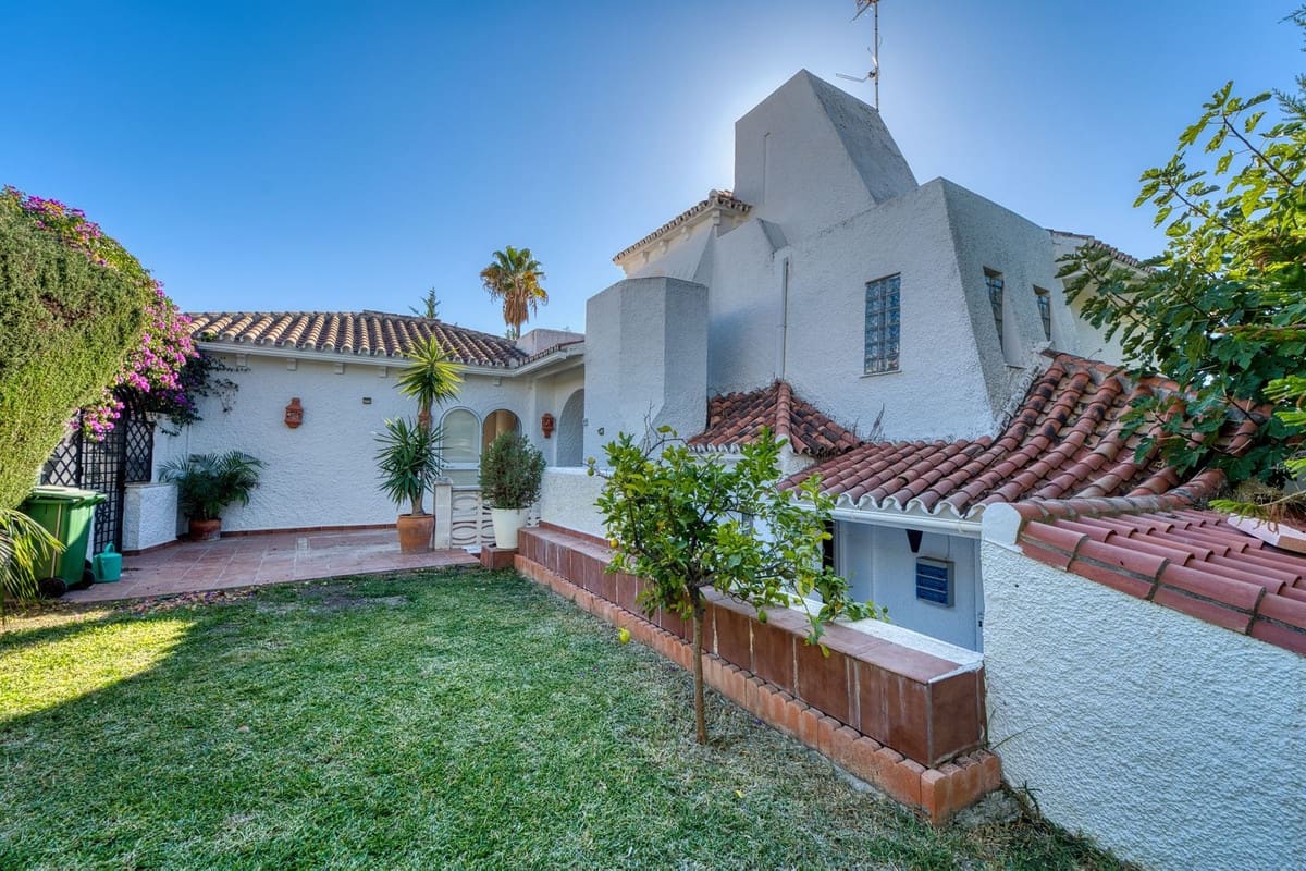 4 soveværelse Villa til salg i Nueva Andalucia med swimmingpool garage - € 1.675.000 (Ref: 9705076)