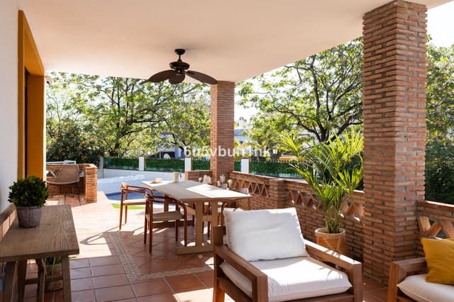 Chalet de 4 habitaciones en San Pedro de Alcántara Pueblo, Marbella en venta con piscina garaje - 1.695.000 € (Ref: 9705079)