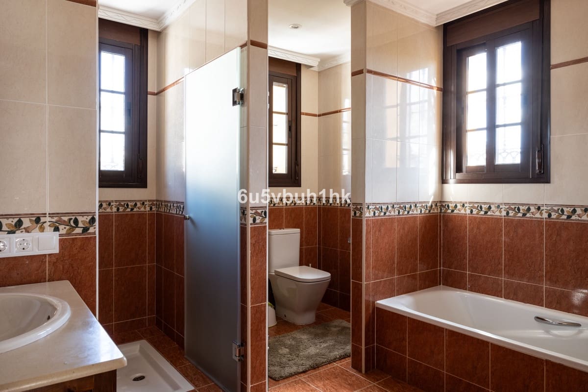 4 bedroom Villa for sale in San Pedro de Alcantara with pool garage - € 1,695,000 (Ref: 9705079)