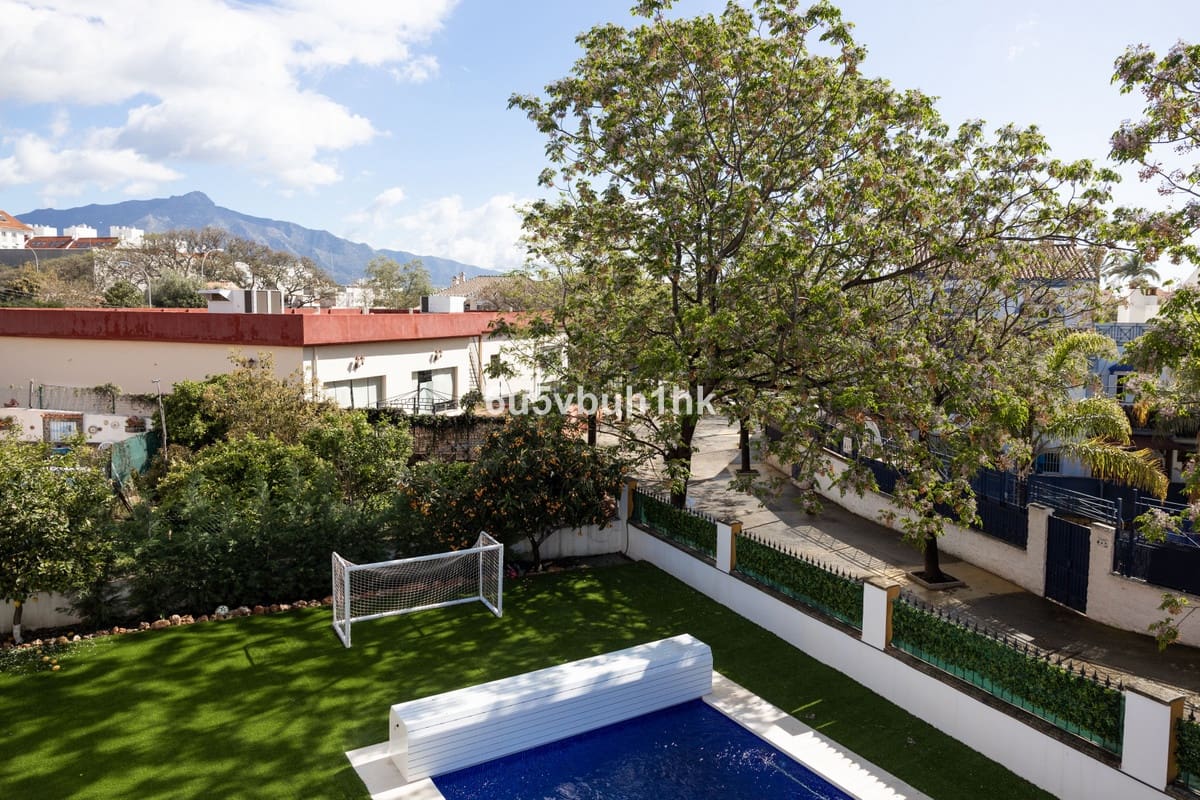 4 bedroom Villa for sale in San Pedro de Alcantara with pool garage - € 1,695,000 (Ref: 9705079)