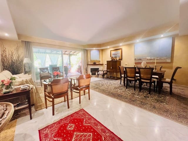 Casa de 3 habitaciones en Golden Mile, Marbella en venta con piscina - 1.695.000 € (Ref: 9705080)