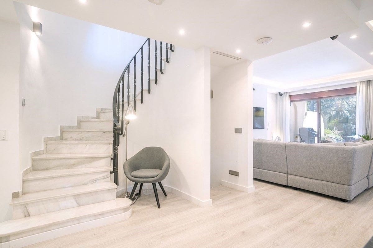 4 sypialnia Dom blizniak na sprzedaż w Golden Mile z basenem garażem - 1 700 000 € (Ref: 9705081)