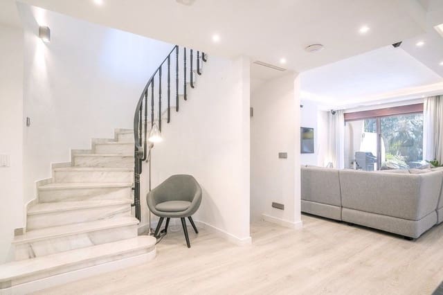 4 sypialnia Dom blizniak na sprzedaż w Golden Mile, Marbella z basenem garażem - 1 700 000 € (Ref: 9705081)