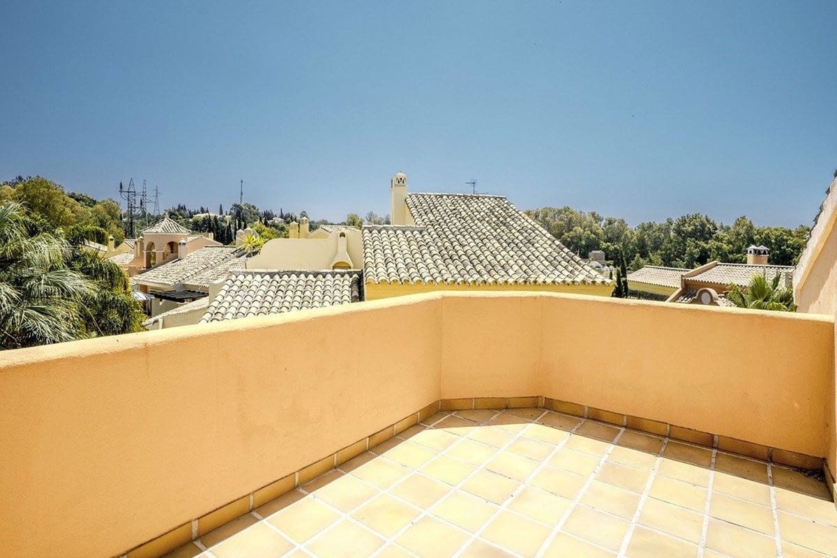 4 sypialnia Dom blizniak na sprzedaż w Golden Mile z basenem garażem - 1 700 000 € (Ref: 9705081)