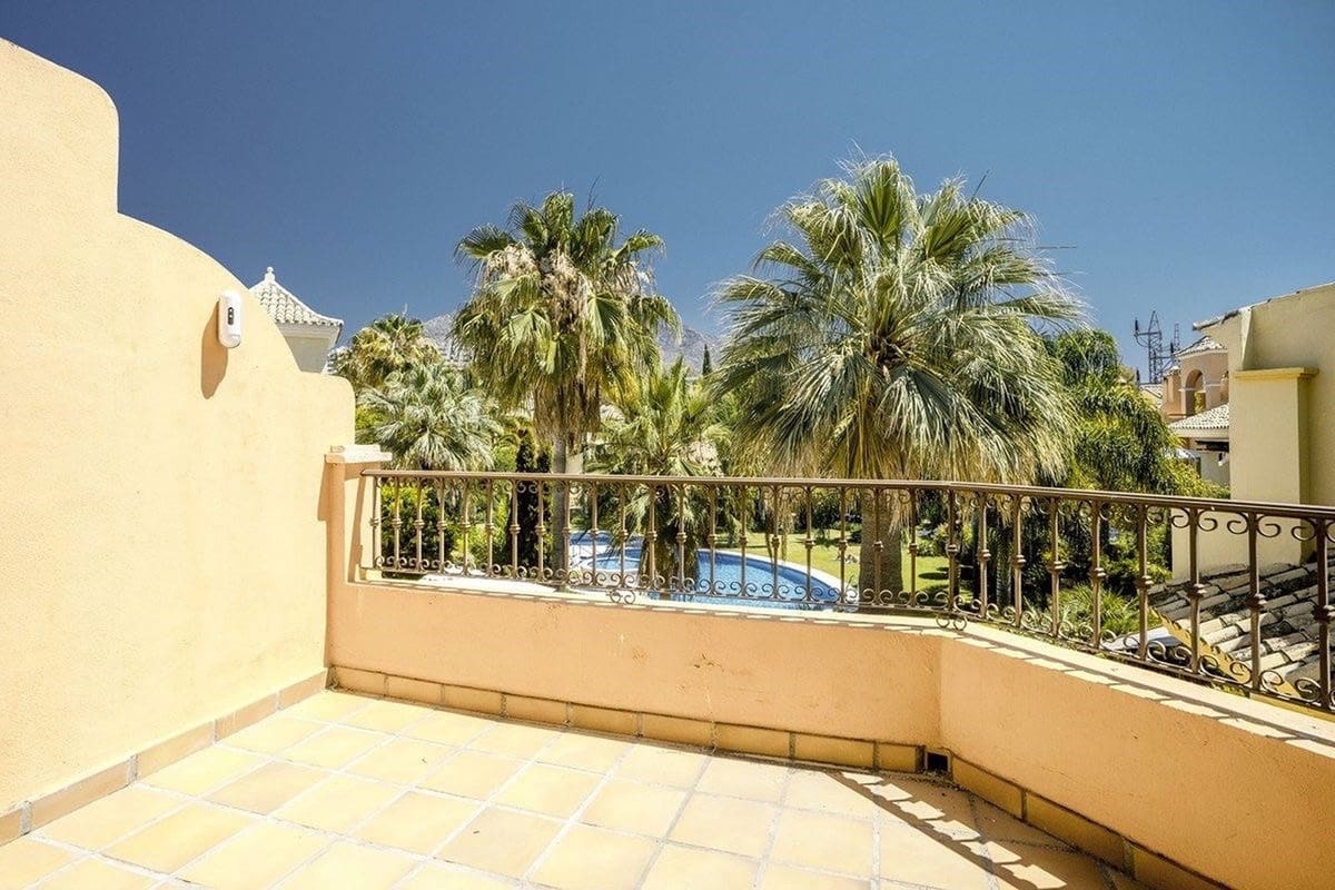 4 soveværelse Semi-Rækkehus til salg i Golden Mile med swimmingpool garage - € 1.700.000 (Ref: 9705081)