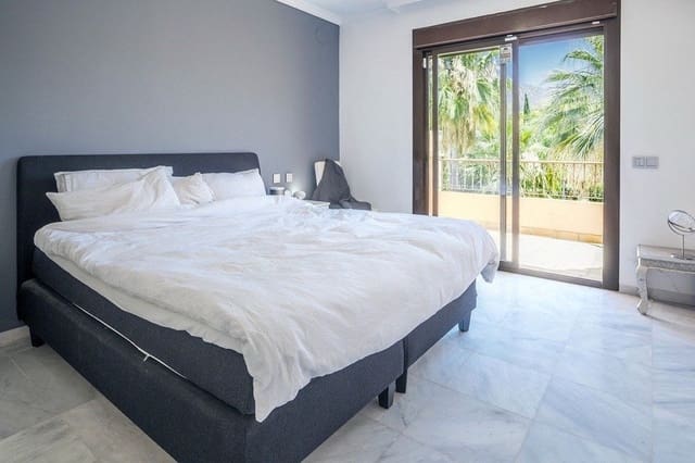 4 soveværelse Semi-Rækkehus til salg i Golden Mile, Marbella med swimmingpool garage - € 1.700.000 (Ref: 9705081)