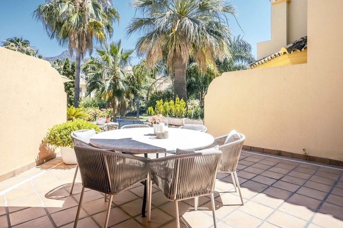 4 soveværelse Semi-Rækkehus til salg i Golden Mile med swimmingpool garage - € 1.700.000 (Ref: 9705081)