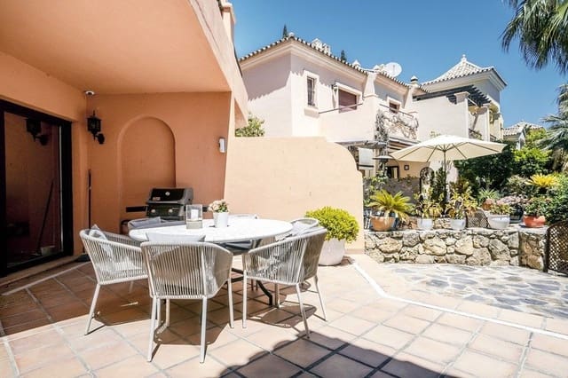 4 soveværelse Semi-Rækkehus til salg i Golden Mile, Marbella med swimmingpool garage - € 1.700.000 (Ref: 9705081)
