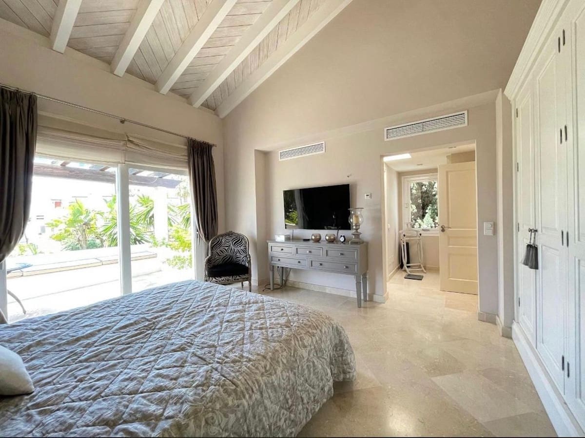 4 soveværelse Semi-Rækkehus til salg i Estepona med swimmingpool - € 1.800.000 (Ref: 9705085)